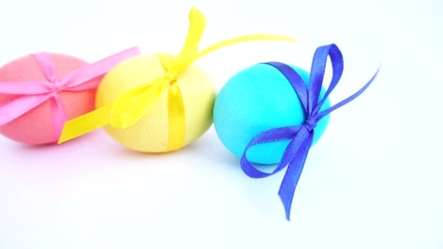 huevos-de-Pascua-de-colores-con-cintas