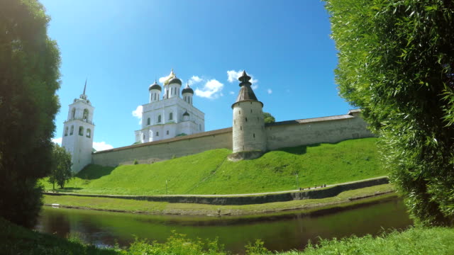 Kremlin-de-Pskov-en-verano