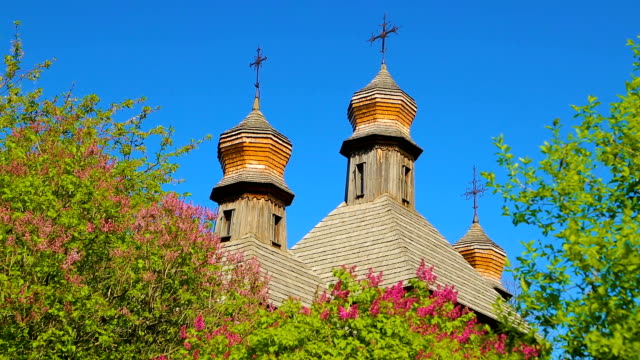 Holzkuppeln-von-orthodoxen-Kirchen-mit-Kreuzen-Nahaufnahme