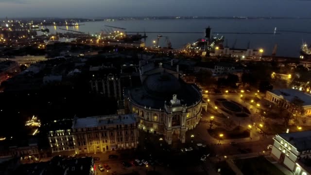 Nacht-Luftbild-von-Opernhaus-von-Odessa-in-der-Ukraine