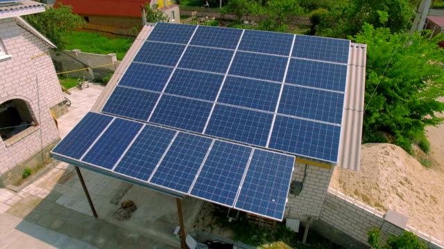 Landhäuser-mit-Sonnenkollektoren-auf-dem-Dach
