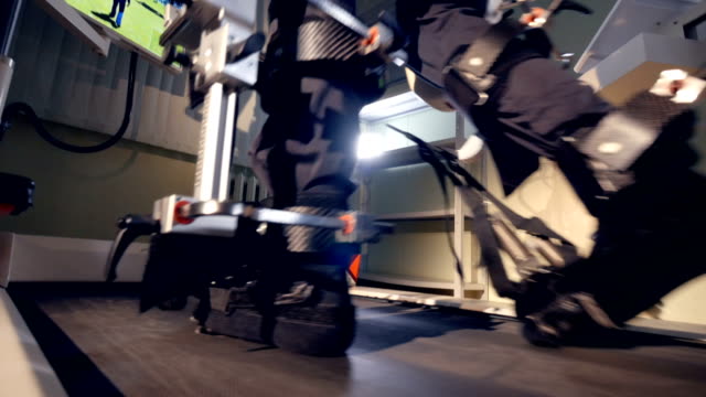 Ein-Patient-Roboter-Rehabilitation-durchlaufen.