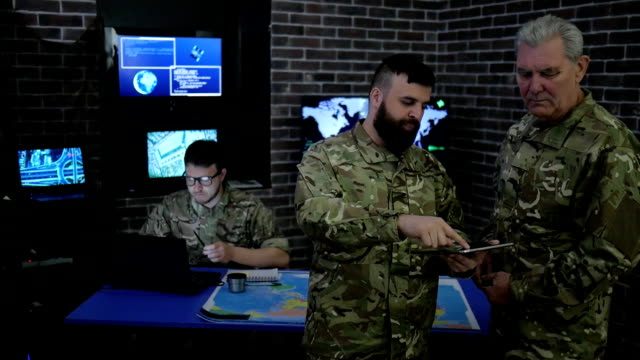 Personal-militar,-el-comandante-y-soldado,-en-la-sede-militar,-ven-tableta-digital