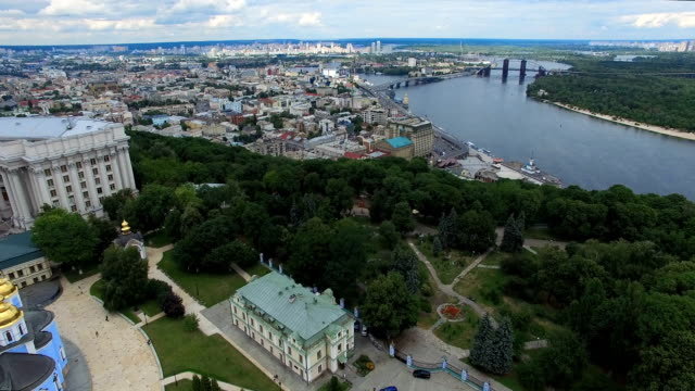Ministry-of-Foreign-Affairs-von-Kiew-Fluss-Dnipro-und-Podolsky-Brücke-Stadtbild-von-Ukraine