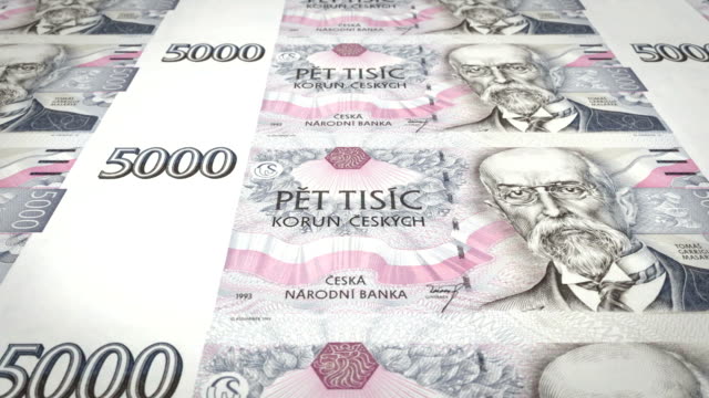 Billetes-de-5-mil-coronas-checas-de-República-Checa,-dinero-en-efectivo,-lazo