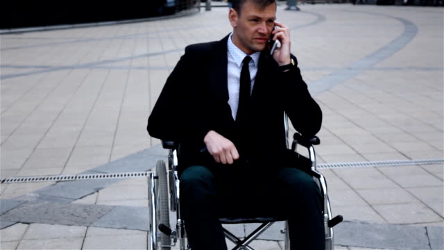 Behinderte-ungültig-Geschäftsmann-Gespräch-per-Telefon