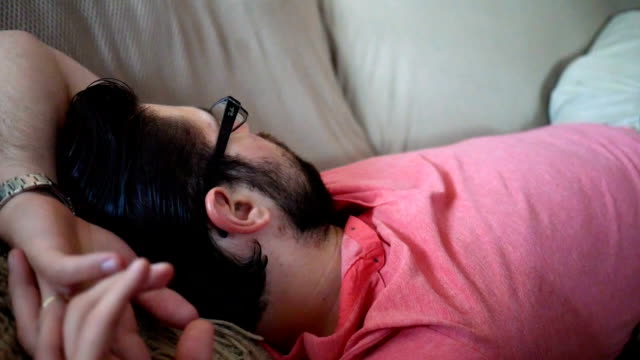 Hombre-caucásico-milenaria-siestas-en-el-sofá-durante-el-día