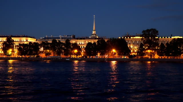Beleuchteten-Gebäuden-auf-dem-Newa-Ufer-bei-Nacht-St.-Petersburg