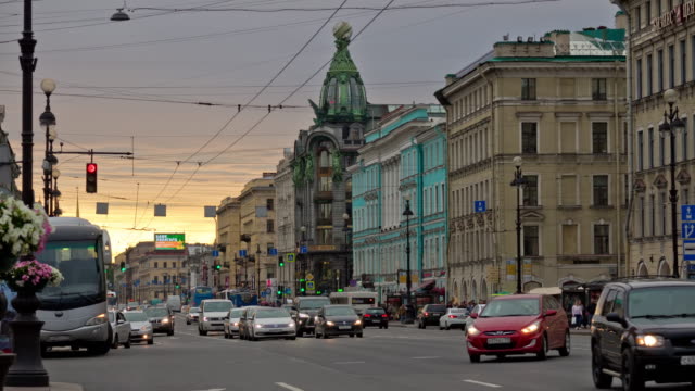Russland-Sonnenuntergang-Himmel-Sankt-Petersburg-Zentrum-Nevsky-Allee-Verkehr-Panorama-4k-Zeitraffer