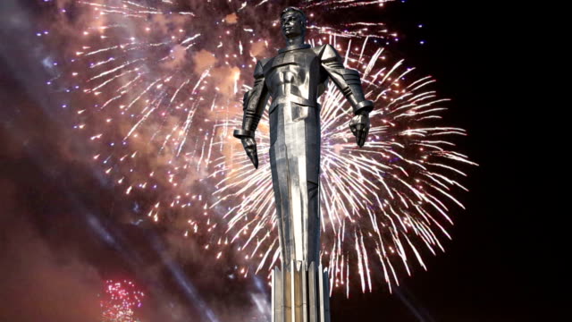 Feuerwerk-über-dem-Denkmal-für-Yuri-Gagarin-(42,5-Meter-hohen-Sockel-und-Statue),-der-erste-Mensch-im-Weltraum-zu-reisen.-Es-befindet-sich-am-Leninsky-Prospekt-in-Moskau,-Russland.-Der-Sockel-ist-so-konzipiert,-erinnert-an-eine-Rakete-Auspuff