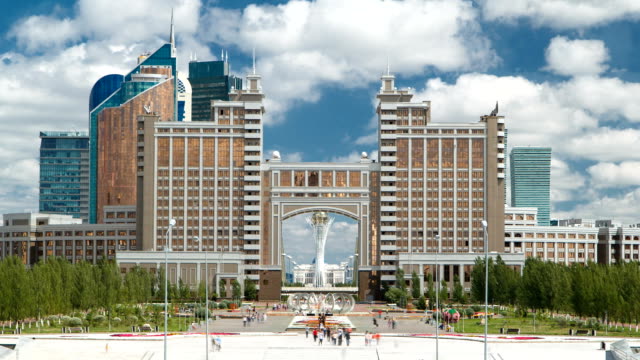 Nuevo-timelapse-de-distrito-de-negocios-de-escaleras-Khan-Shatyr-en-la-capital-de-Kazajstán-en-Astana