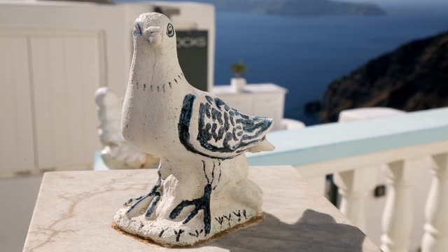 Schöne-handgefertigte-Vogel-Figuren-dekorieren-alten-griechischen-Ferienort,-kulturelles-Erbe