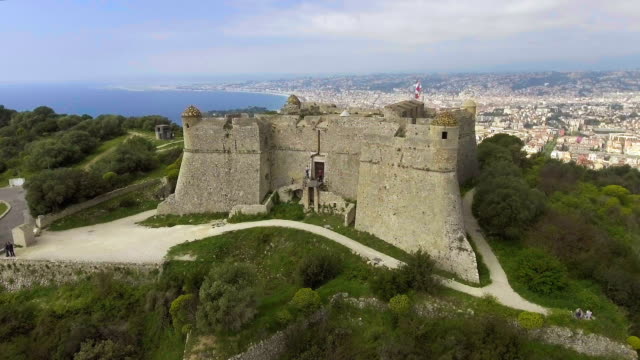 Luftaufnahme-der-alten-Festung-von-Menton-an-der-Côte-d-'-Azur,-Cote-namens-gelegen