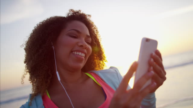 Afroamerikanische-Frau-Überwachung-Kalorien-mit-Smartphone