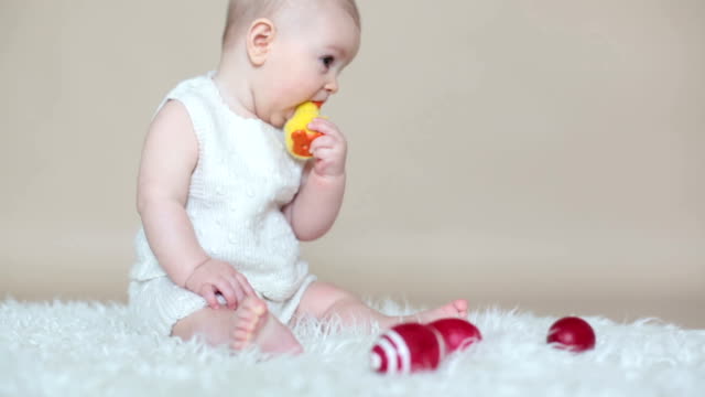 Niedlichen-kleinen-Kleinkind-Baby-jungen-spielen-mit-bunten-Ostereiern-und-kleinen-Zierenten,-isoliert-erschossen,-Beige-Hintergrund