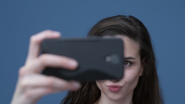 Süße-Mädchen,-die-die-Selfies-mit-ihrem-smartphone