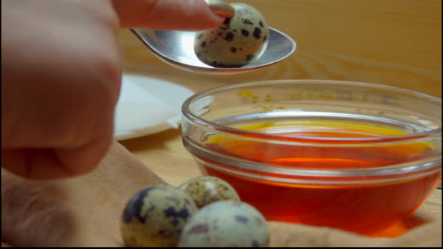 Huevos-de-codorniz-se-colocan-en-colorante-amarillo