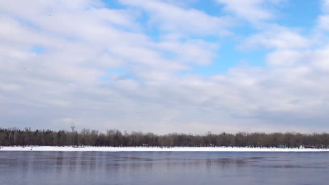 Blick-auf-den-Dnjepr-und-Insel-Truchanow-in-der-Nähe-von-Kiew-im-Winter.