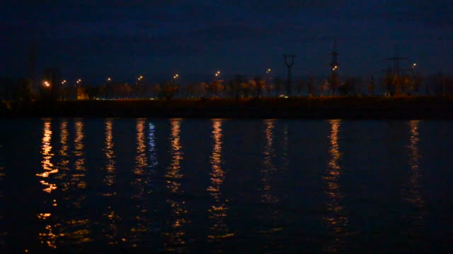 Städtischen-Nacht-Landschaft-mit-Citylights-spiegelt-sich-im-Wasser