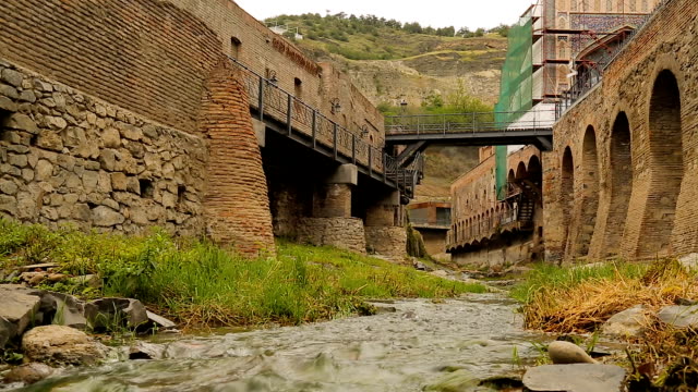 Fluss-zwischen-den-Mauern-der-Festung-in-Abanotubani-alten-Bezirk-von-Tiflis
