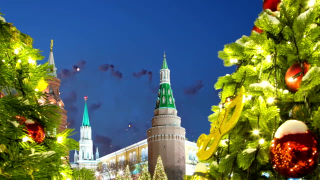 Fireworks-over-the-Moscow-Kremlin-at-night,-Russia--(with-zoom)