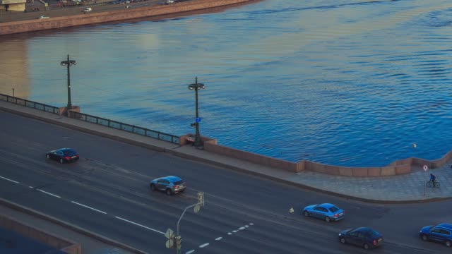 Cars-on-the-bridge-over-the-river-in-St.-Petersburg-in-the-evening.-Timelapse