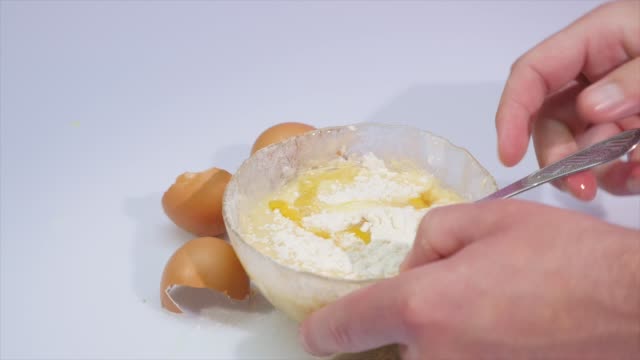 Break-the-egg-in-a-bowl-with-flour