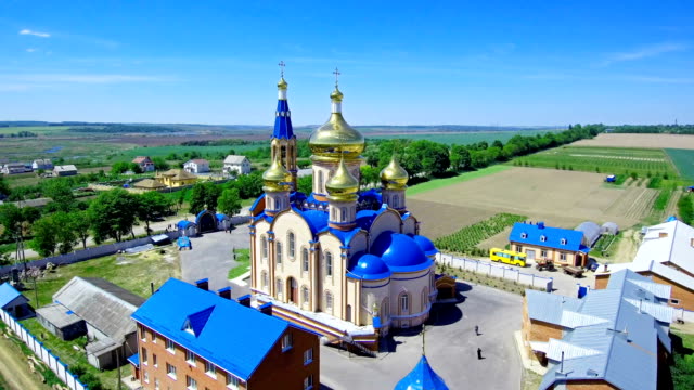Vista-de-monasterio-ortodoxo-del-aire-de-Ucrania