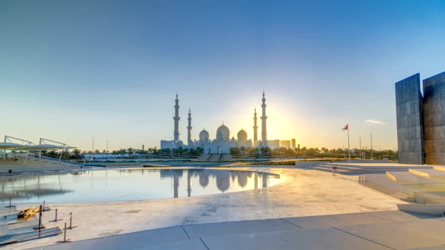 Sheikh-Zayed-Grand-Moschee-in-Abu-Dhabi-bei-Sonnenuntergang-Timelapse,-Vereinigte-Arabische-Emirate
