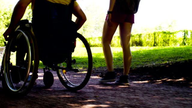 Junger-Mann-mit-seiner-Frau-bei-einem-Spaziergang-durch-den-Park-zu-deaktivieren