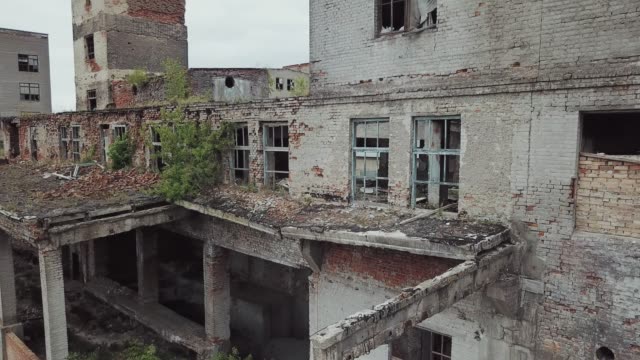 Luftaufnahme-des-verlassenen-Industriegebäude.