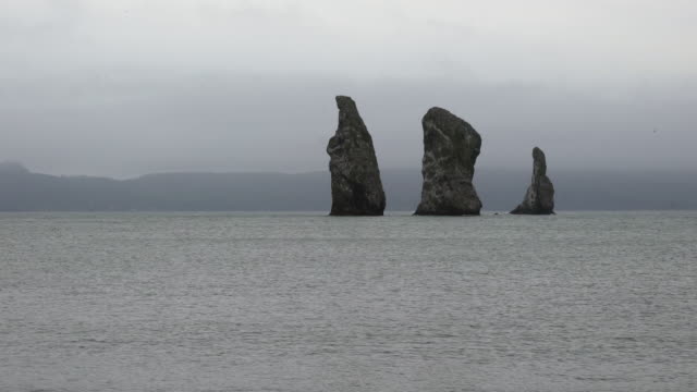 Kamtschatka-Seestück:-malerische-Aussicht-auf-felsigen-Inseln-im-Pazifischen-Ozean