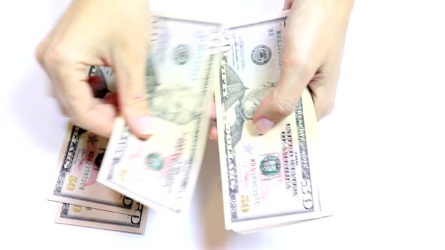 Slowmo-Video-von-weiblichen-Händen-Geldzählen-auf-weiß,-Bargeld-fünfzig-Dollar-Scheine-hautnah