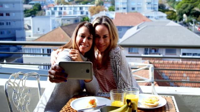 Lesbisches-Paar-nehmen-Selfie-in-Balkon-4k