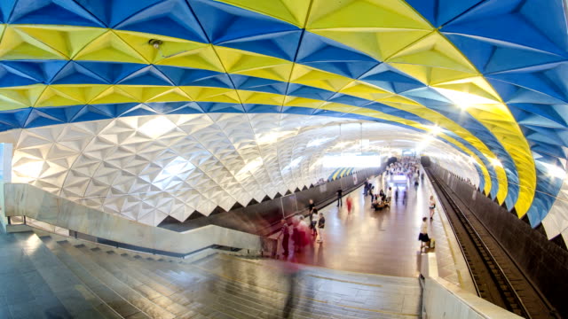 Un-tren-subterráneo-saliendo-de-la-estación-de-metro-de-Sportivna-en-Kholodnogorska-línea-de-Kharkiv-metro-timelapse-hyperlapse