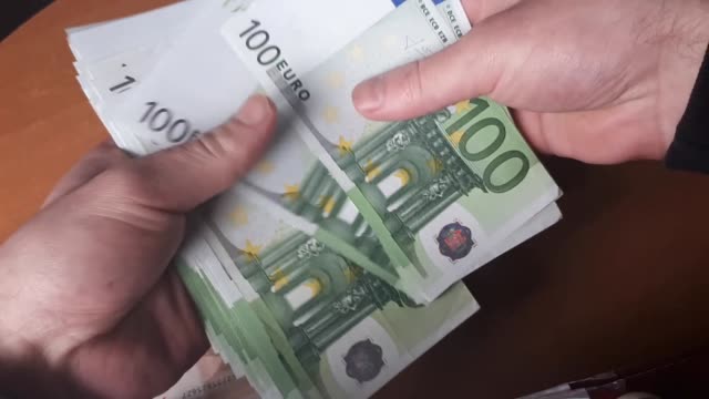 Hombre-contando-100-euros-billetes