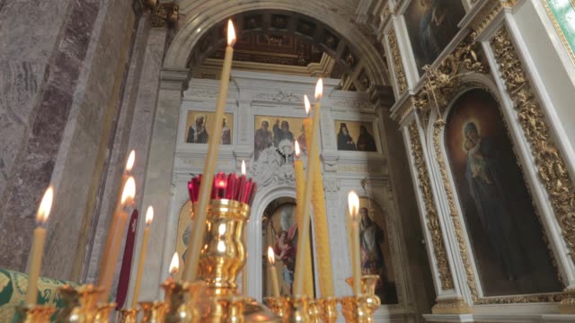 Interiors-of-Isaac-cathedral,-nobody,-gold-is-everywhere,-icons,-sun,-big-window,-museum,-4k-video