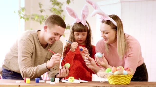 la-familia-se-concentra-en-decorar-los-huevos-de-Pascua.