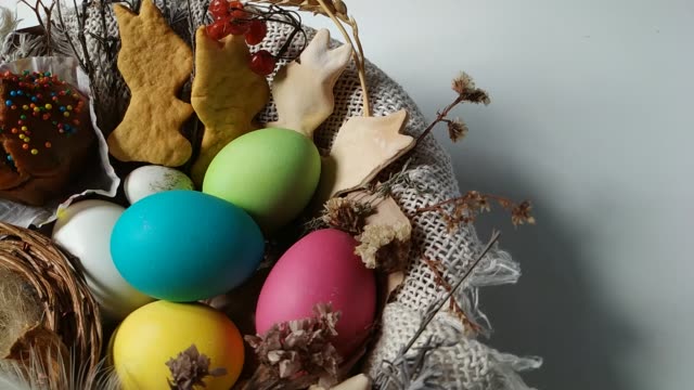 Cesta-de-Pascua-con-huevos-pastel-flor-seca-revelan