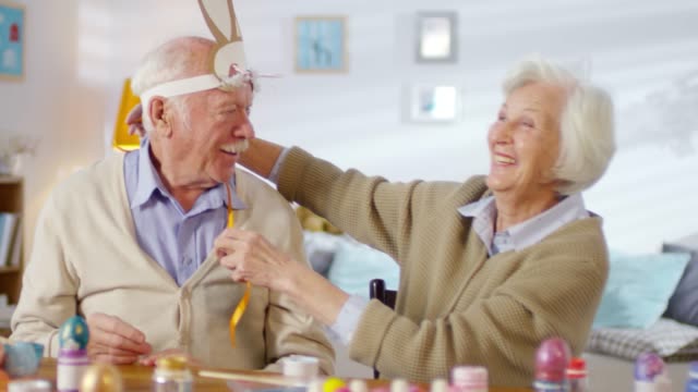 Happy-Elderly-Couple-hat-Spaß