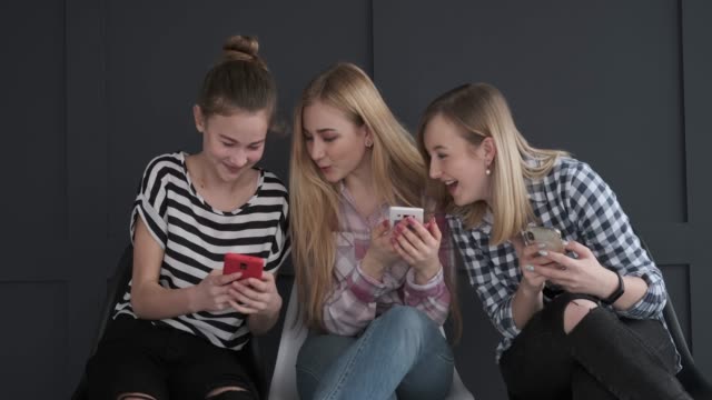 Freundinnen-aus-Teenagerjungen-teilen-Medieninhalte-auf-dem-Handy