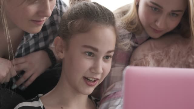 Las-adolescentes-que-usan-Laptop