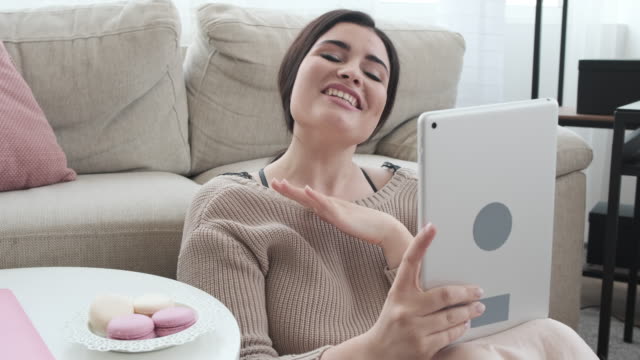 Video-chat-de-la-mujer-usando-la-tableta-digital-en-casa