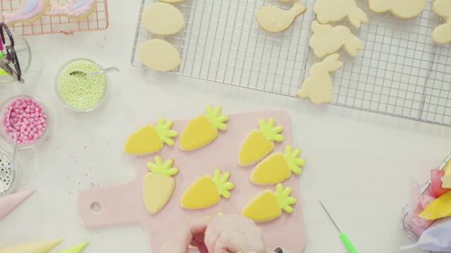 Decorating-Easter-sugar-cookies-with-royal-icing
