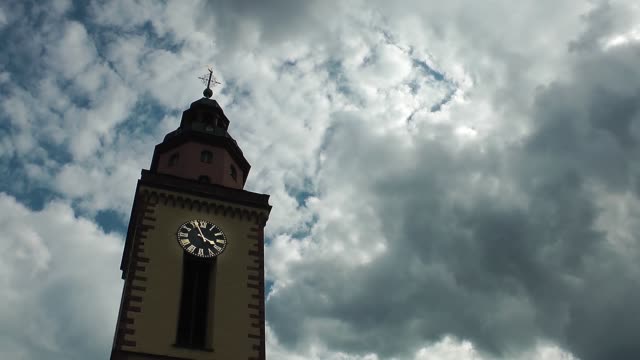 Iglesia-cristiana-edificio-y-nubes-lapso-de-tiempo