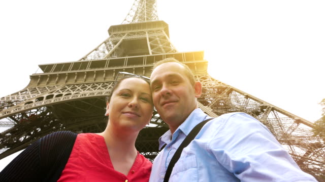 Couple-taking-selfie-with-a-view-of-Eiffel-Tower-in-Paris-in-4k-slow-motion-60fps