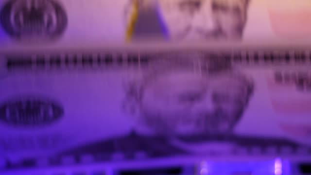 Contador-de-billetes-cuenta-100-billetes-de-rublos-rusos