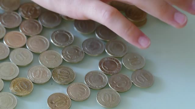 counting-coins,-counting-metal-money-in-a-grocery-store,