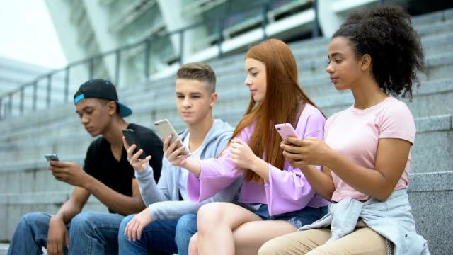 Teen-Mädchen-zeigt-Freunden-neues-Foto-in-sozialen-Netzwerken,-Technologie-Sucht