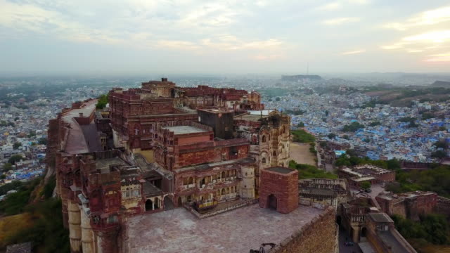 Scanning-shot-of-Mehrangarh-Fort-in-Jodhpur,-Rajasthan